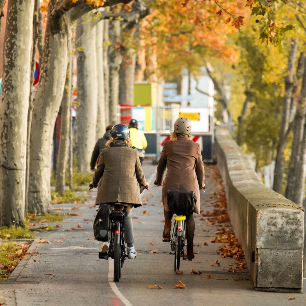 pessoas andando de bicicleta